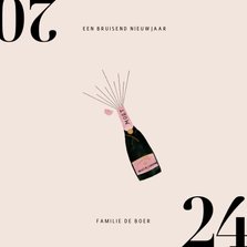 Stijlvolle nieuwjaarskaart met champagnefles en 2024