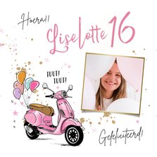 Toffe verjaardagskaart met trendy scooter en ballonnen