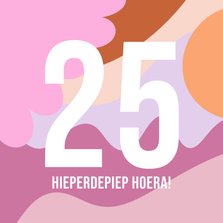 Trendy hippe verjaardagskaart met grote leeftijd in roze 