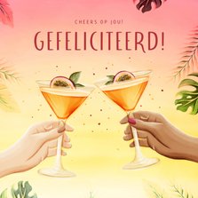Tropische verjaardagskaart proost met 2 cocktails