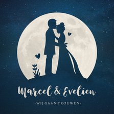 Trouwkaart met  silhouet van een bruidspaar in volle maan