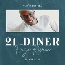Uitnodiging 21 diner stijlvol met foto blauw met veren