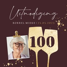 Uitnodiging borrel 100jaar wijnglazen spetters goudlook foto