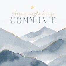Uitnodiging communie blauw landschap/bergen duifje goud
