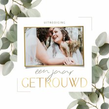 Uitnodiging een jaar getrouwd met eucalyptus en foto