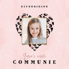 Uitnodiging eerste communie panterprint hart roze waterverf
