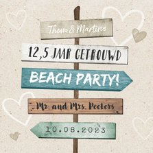 Uitnodiging jubileumfeest strand wegwijzers hout hartjes