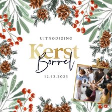 Uitnodiging kerstborrel botanisch kersttak dennenappel foto