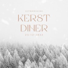 Uitnodiging kerstdiner met besneeuwde bomen 