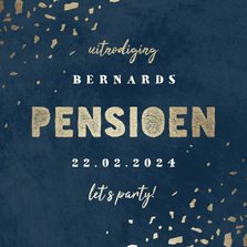 Uitnodiging pensioen donkerblauw met terrazzo patroon