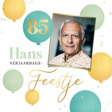Uitnodiging verjaardagsfeest 85 jaar ballonnen confetti goud