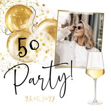 Uitnodigingskaart 50 jaar ballonnen goud confetti wijnglas