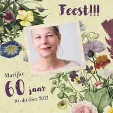 Uitnodigingskaart met stijlvolle bloemenillustratie en foto