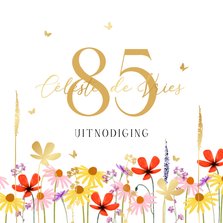 Uitnodigingskaart verjaardag 80 veldbloemen goud vlinders