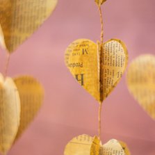 Valentijnskaart met een slinger gemaakt van papieren hartjes