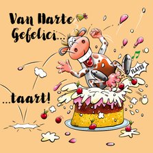Verjaardagskaart blije koe die in een grote taart springt