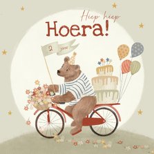 Verjaardagskaart kind met beer op een fiets met een taart!