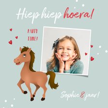 Verjaardagskaart meisje paard hartjes