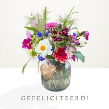 Verjaardagskaart met bloemen - boeket in vaas met label