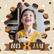Verjaardagskaart met brownies koekjes, chocolade en foto