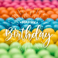 Verjaardagskaart met feestelijke kleurrijke snoepjes