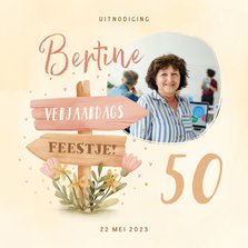 Verjaardagskaart met foto wegwijzer en bloemen 50 jaar