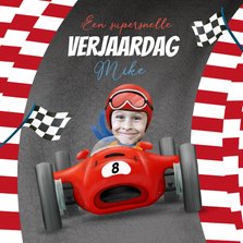 Verjaardagskaart met raceauto op racebaan