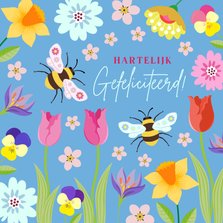 Verjaardagskaart met voorjaarsbloemen en bijen