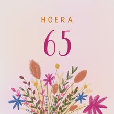 Verjaardagskaart oma met illustratie van bos droogbloemen