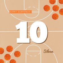 Verjaardagskaart oranje basketbalveld aan te passen leeftijd