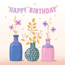 Verjaardagskaart vrolijke bloemenvaasjes met tekstslinger