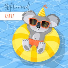 Verjaardagskaart zomer humor koalabeer chillend op het water