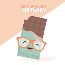 Vierkante verjaardagskaart met lachende chocolade reep.