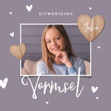 Vormsel uitnodigingskaart meisje houten hartjes foto