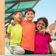 Vriendschapskaart met drie lachende Peruaanse kinderen