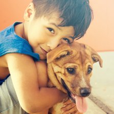 Vriendschapskaart met een jongen die zijn hond knuffelt
