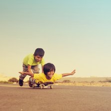 Vriendschapskaart met twee jongetjes en een skateboard