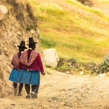 Vriendschapskaart met twee Peruaanse vrouwen wandelend