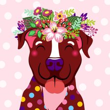 Vrolijke hond met bloementooi verjaardagskaart