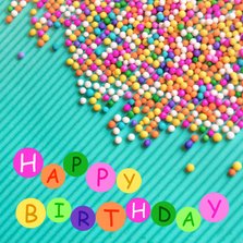 Vrolijke kleurrijke verjaardagskaart met gekleurde snoepjes 