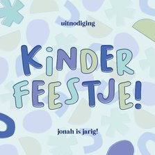 Vrolijke uitnodiging kinderfeestje met speelse letters blauw