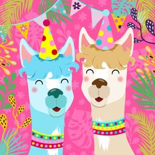 Vrolijke verjaardagskaart met alpaca's slingers en bloemen