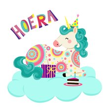 Vrolijke verjaardagskaart met een unicorn op een wolk