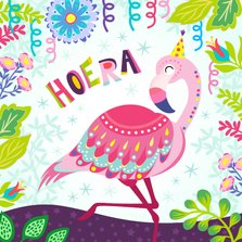 Vrolijke verjaardagskaart met flamingo, slingers en bloemen