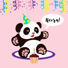 Vrolijke verjaardagskaart met panda, cupcake en slingers