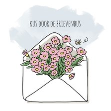 Wenskaart met bloemen in een envelop