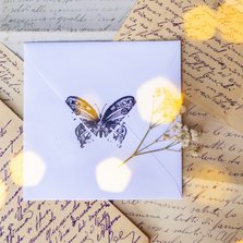Wenskaart met envelop vlinder en bloem