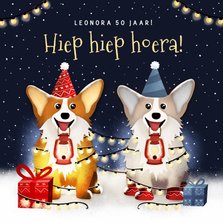 Winterse verjaardagskaart met 2 corgi hondjes en lampjes