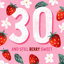 Zomerse verjaardagskaart dertig met aardbeien en bloemen