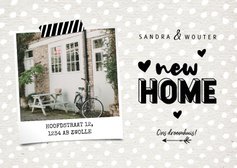 Hippe verhuiskaart new home met kraft, hartjes en foto
